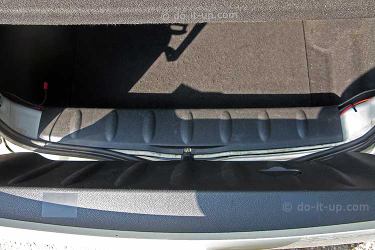The loading sill cover in the Trunk (boot)