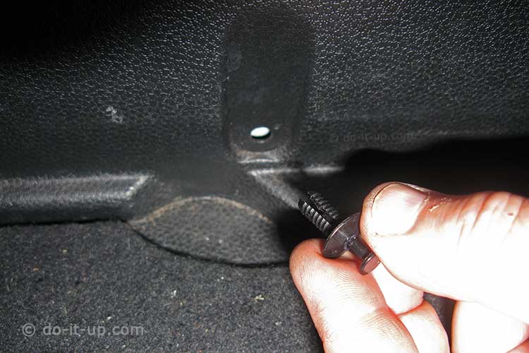 Removing the Loading Sill Cover Pins in the Boot (Trunk)