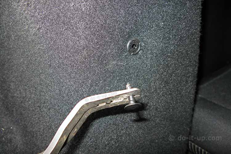 Removing the Boot Liner (Side Panel Fixing Pin)